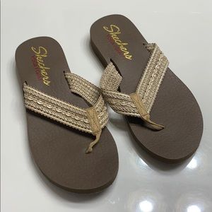 Sketchers yoga foam flip flops size 10